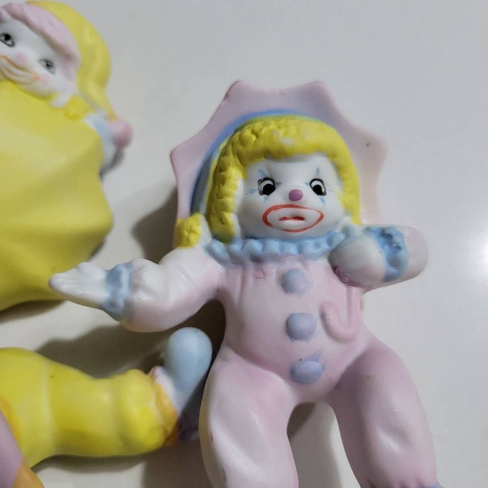 Whimsical 1970s Enesco Shelf Sitting Clown Trio - Retro Ceramic Clown Figurines - Picture 7 of 14